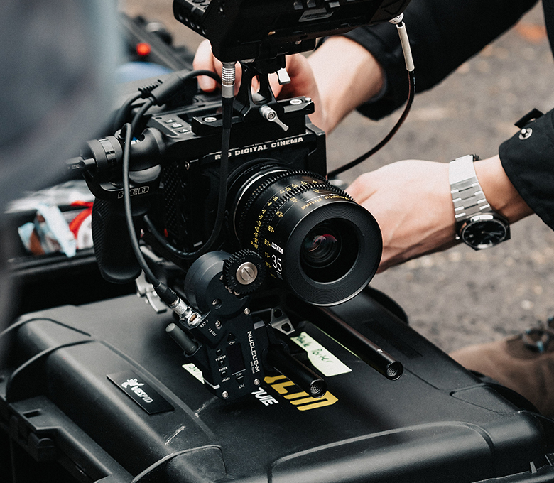 Objektiv DZOFilm Vespid Prime nasazený na filmové kameře