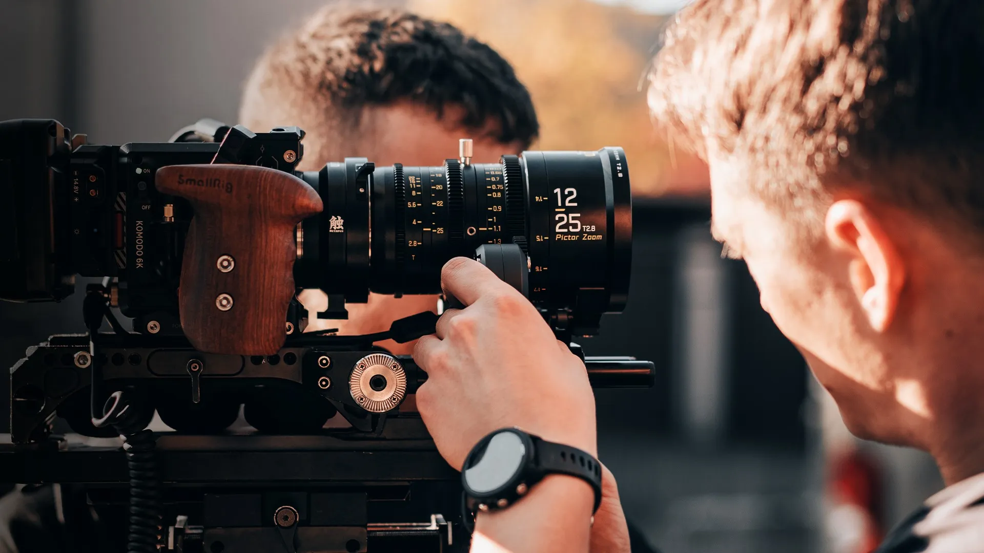 Oficiální obrazová ukázka DZOFILM Pictor 12–25 mm s ultraširokým zorným polem