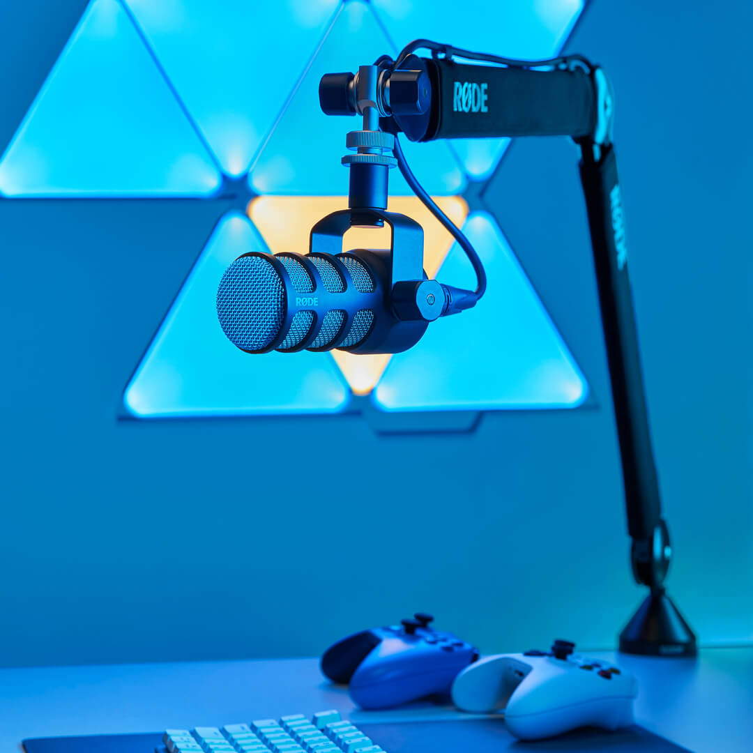 RØDE PSA1+ s mikrofonem PodMic nad pracovním stolem
