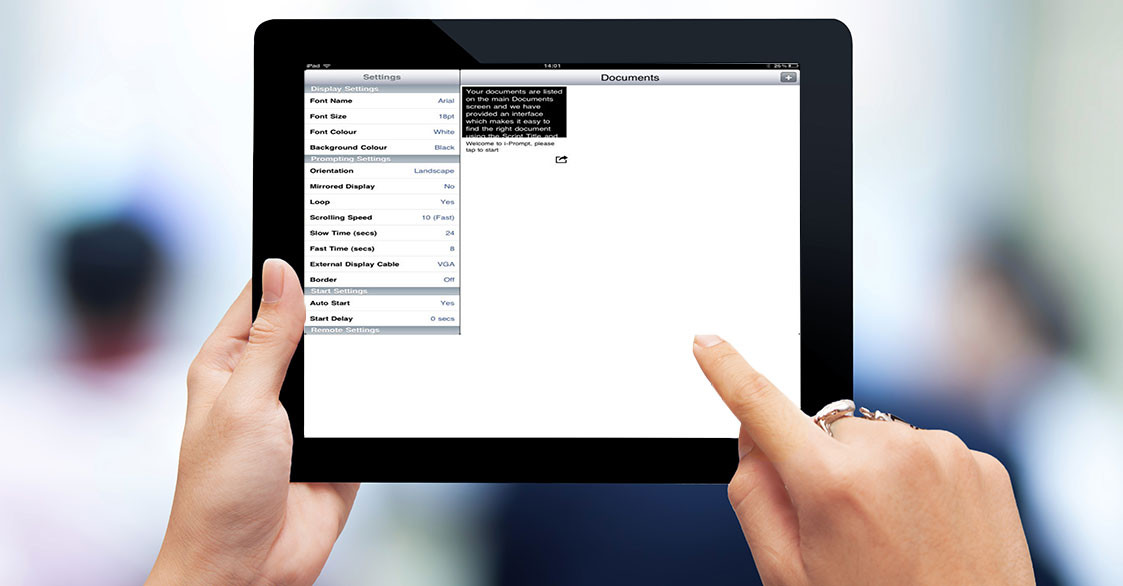 Tablet zobrazuje scénář a nastavení aplikace dvPrompter Plus