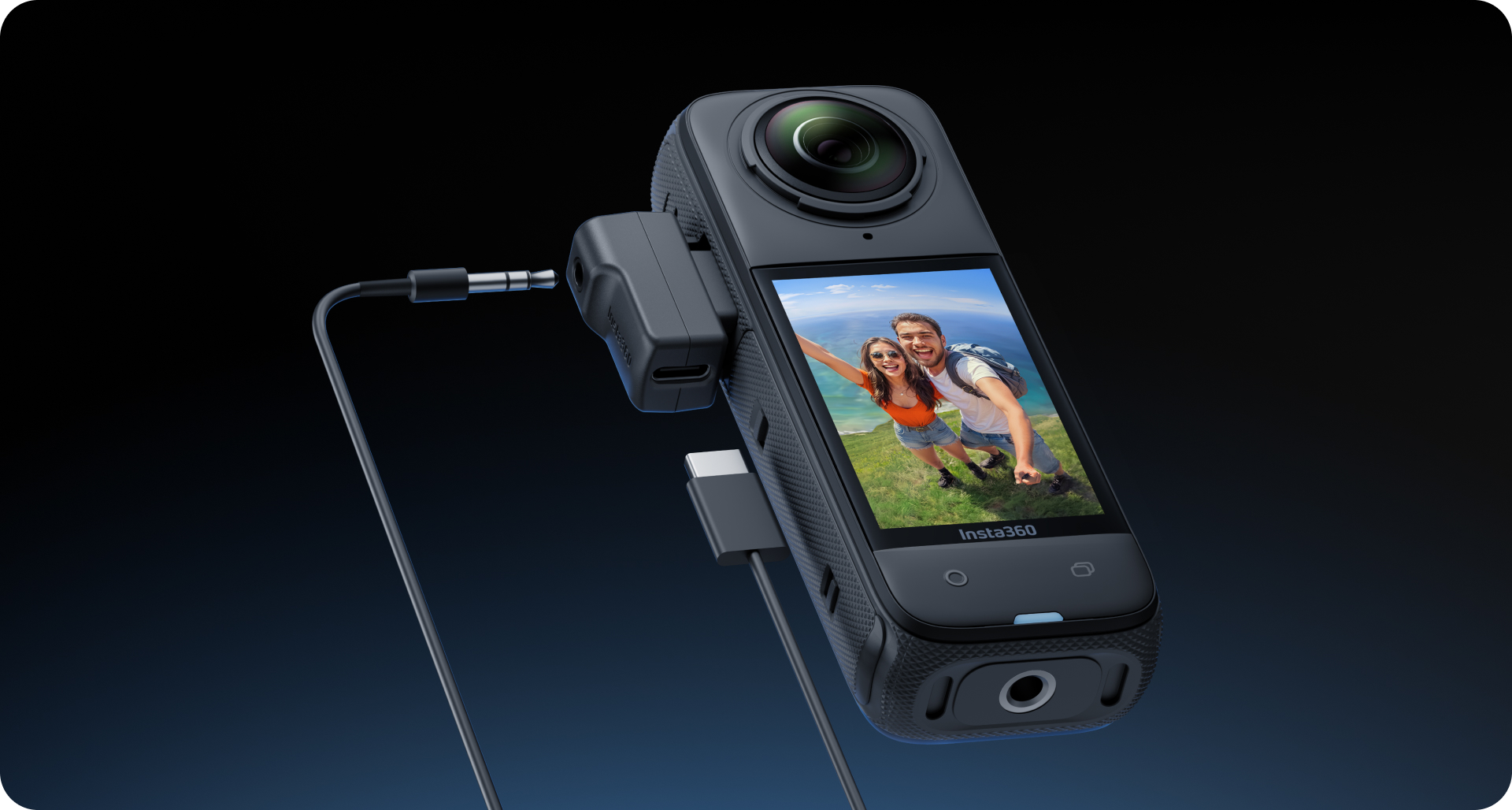 Insta360 X4 adaptér pro mikrofon connects a microphone while the camera charges