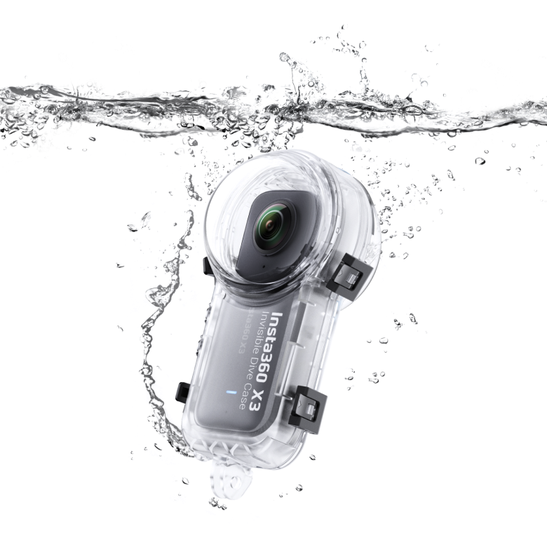 Insta360 X3 v neviditelném podvodním pouzdře při záběru ve vodě