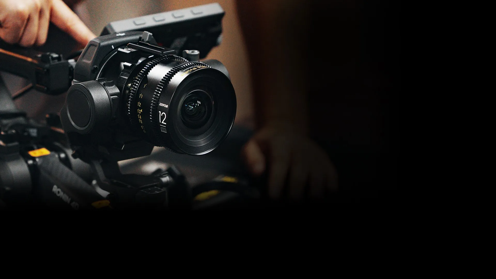 DZOFilm Vespid Prime 12 mm nasazený na filmové kameře