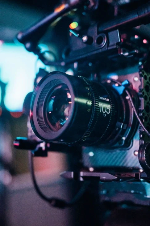 Objektiv řady Vespid Prime2 nasazený na filmové kameře