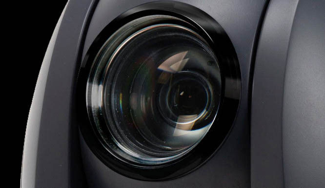 Detail objektivu kamery PTC-155T