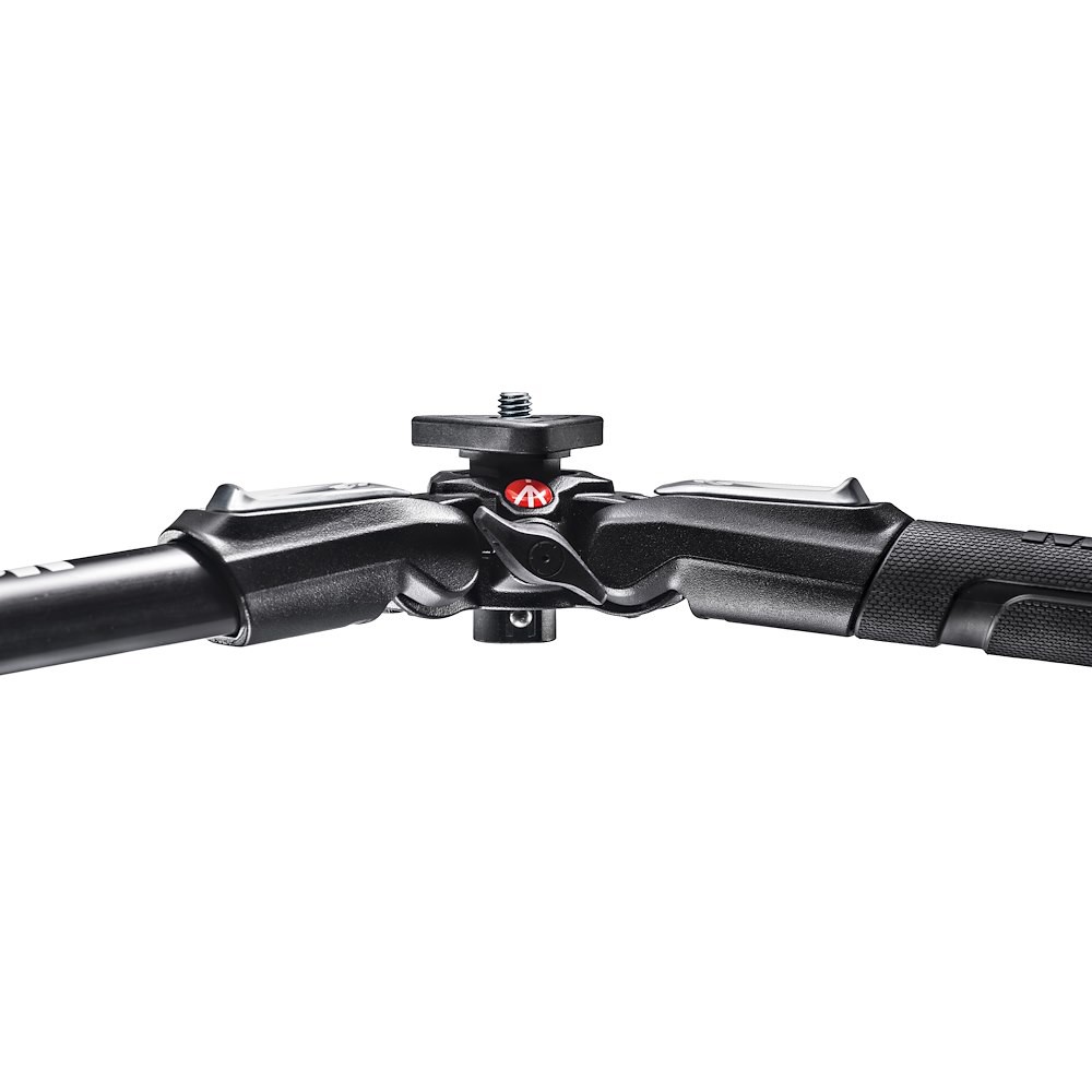 Manfrotto 190XLAA namontovaný na kompatibilním stativu MT190X3 v nízké poloze; stativ, hlava a fotoaparát nejsou součástí balení
