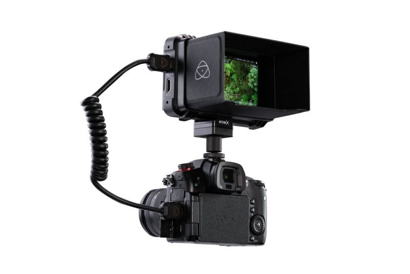Clona Atomos ATOMSUN007 nasazená na monitoru nad kamerou