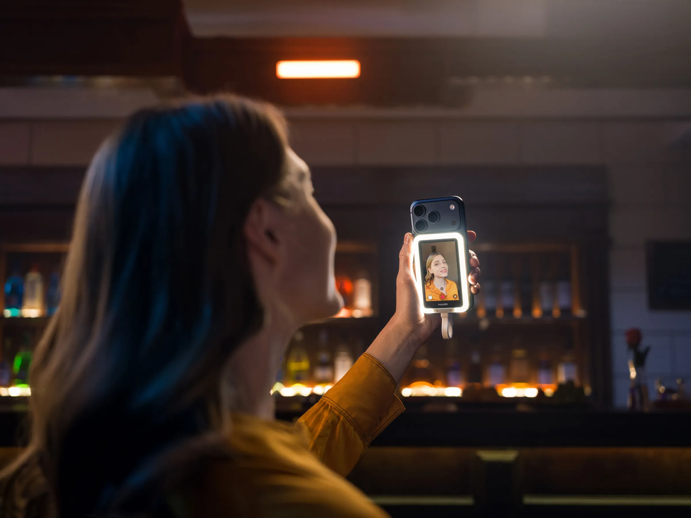 Insta360 Snap Selfie Screen with Light při fotografování v přítmí restaurace