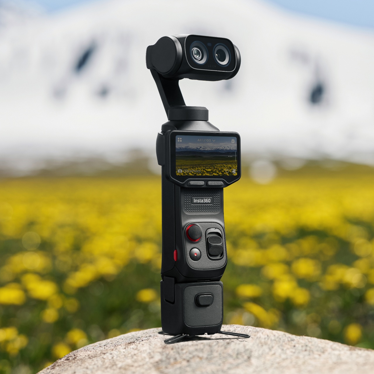 Kamera Insta360 Luna Ultra s rukojetí při natáčení