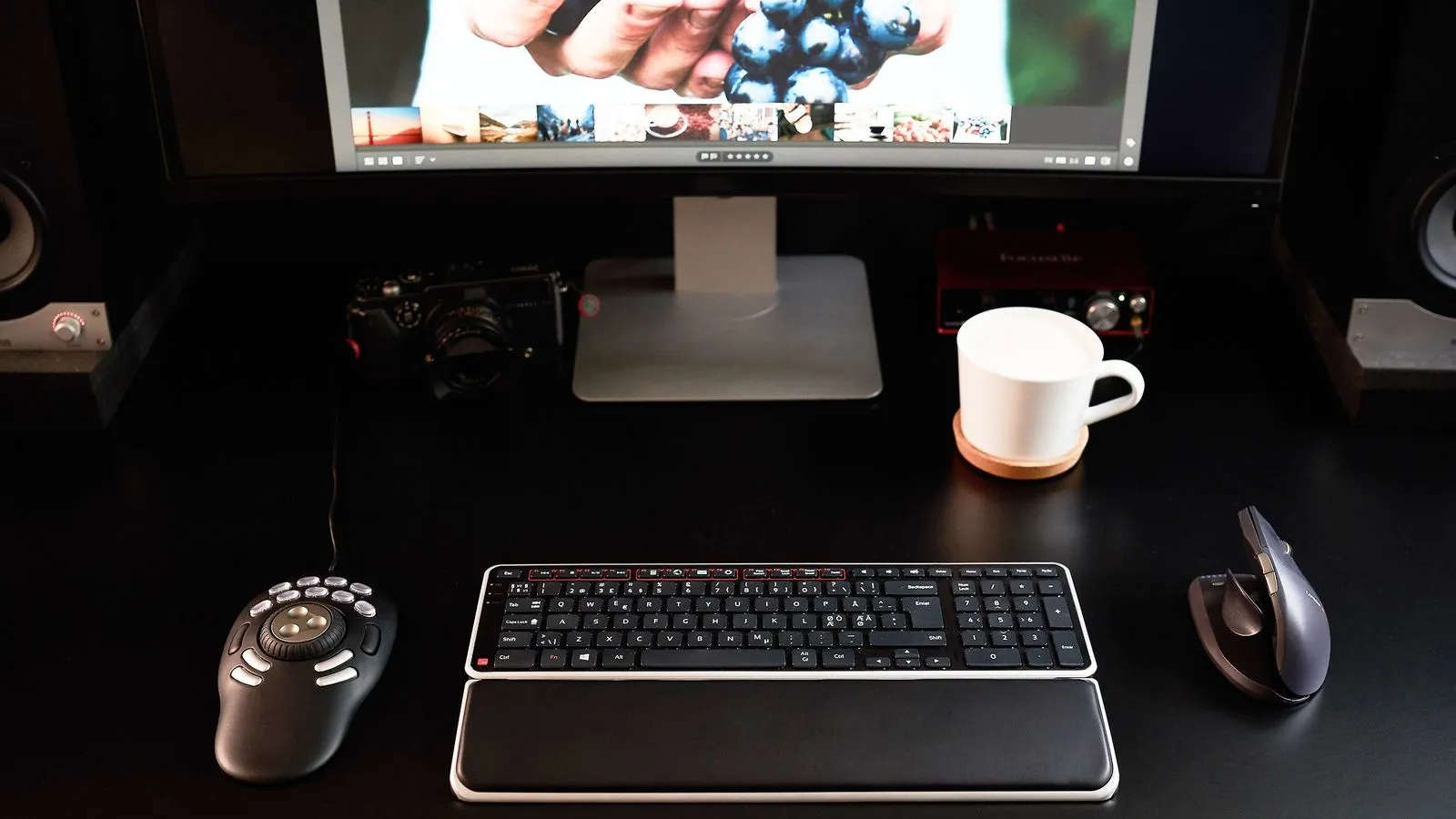 ShuttlePro V2 na pracovišti pro střih videa