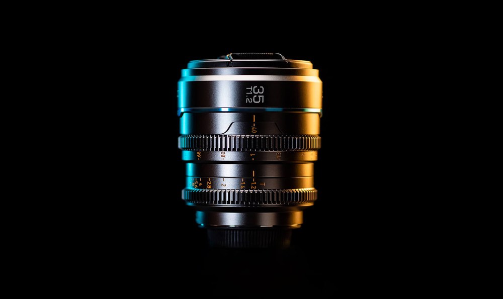 Sirui Nightwalker 35 mm T1,2 S35 manuální cine objektiv (Canon RF, kovově šedý) – Do ruky i na gimbal