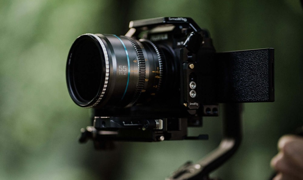 Sirui Nightwalker 55 mm T1,2 S35 manuální cine objektiv (MFT, kovově šedý) – Do ruky i na gimbal