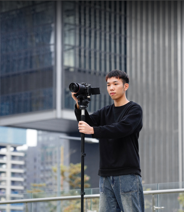 Odděl jednu nohu, nasaď na ni hlavu a ze stativu máš monopod