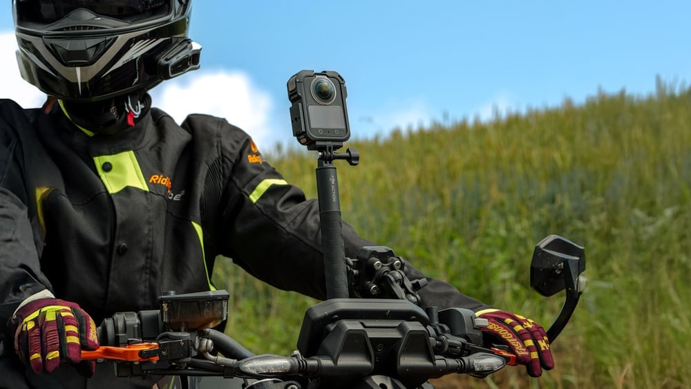 Na motorce, na kole, v autě i v ruce