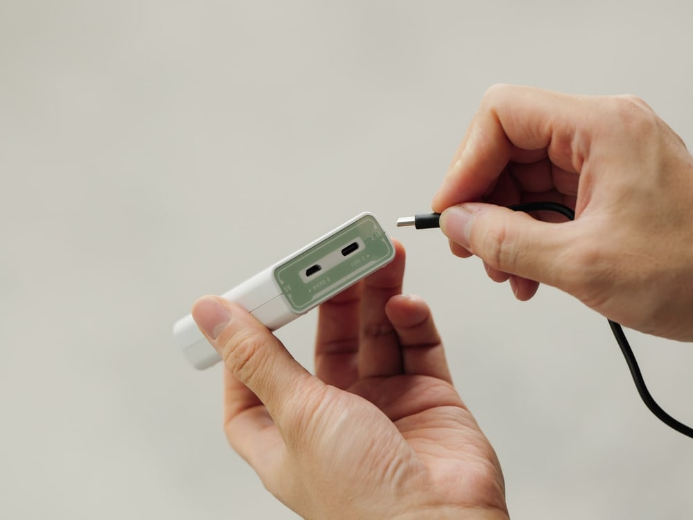 Nabíjí se z čehokoli, co má USB