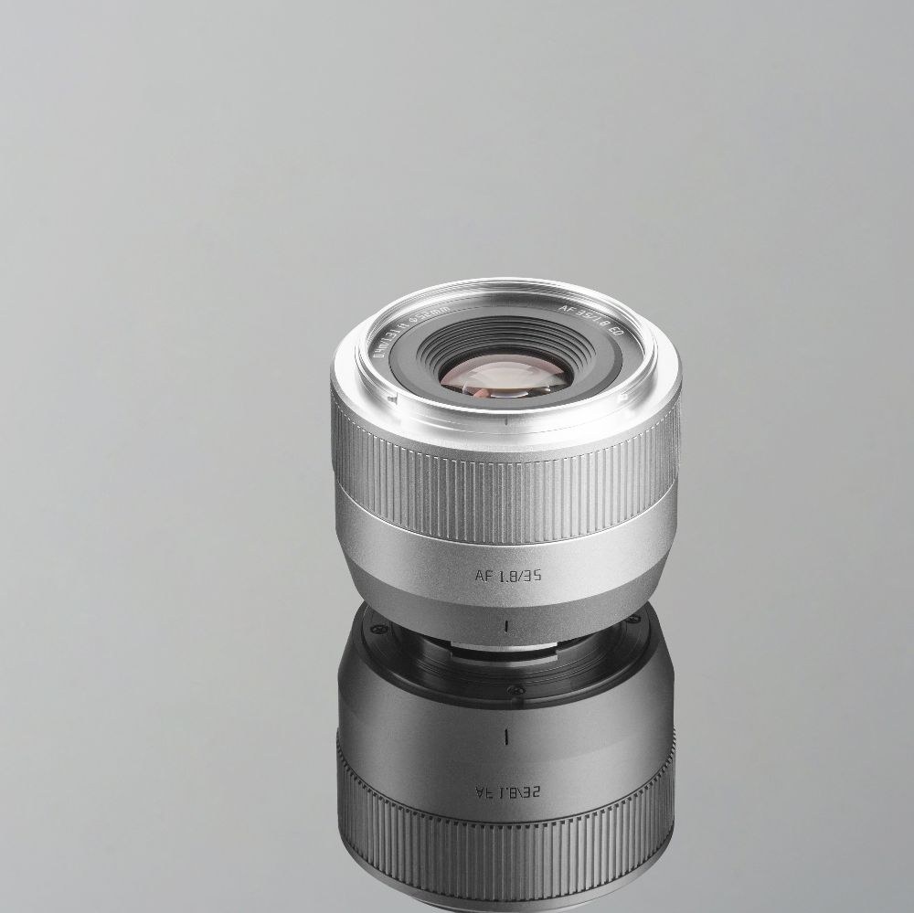 TTArtisan APS-C AF 35mm F1.8 II – Optika 10 prvků v 7 skupinách