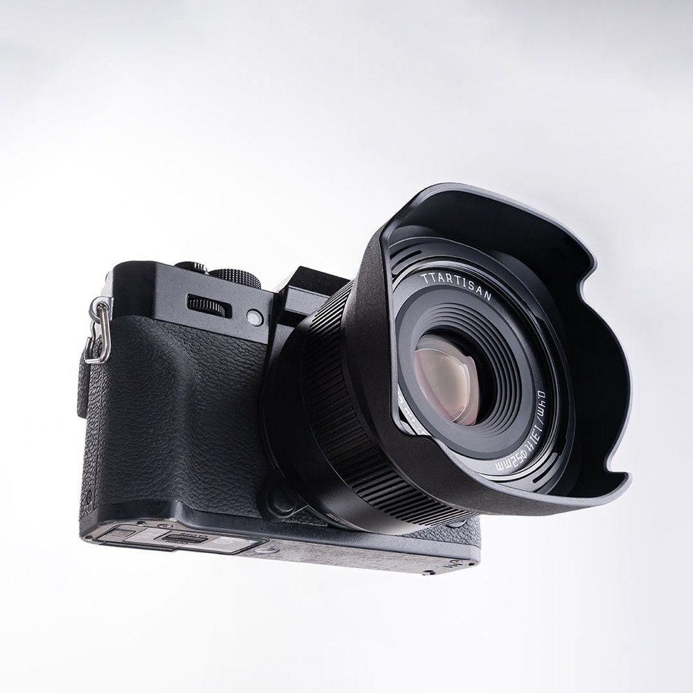 TTArtisan APS-C AF 35mm F1.8 II – Sluneční clona v balení