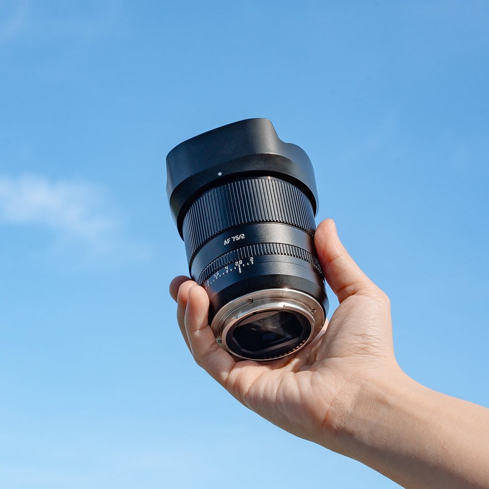 TTArtisan AF 75mm F2 – Kovové tělo a sluneční clona