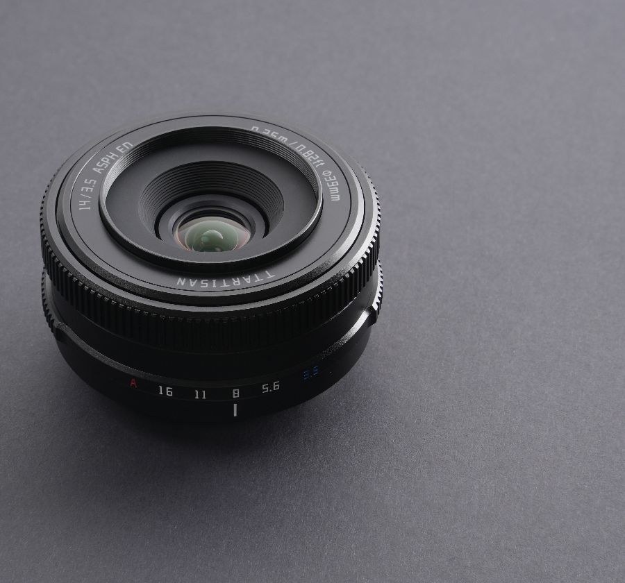TTArtisan APS-C AF 14mm F3.5 – Plochý a lehký, 98 g