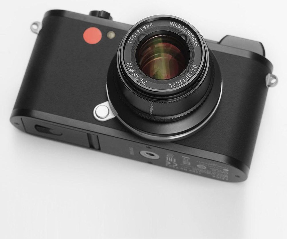 TTArtisan APS-C 35mm F1.4 – Přibližně 180 g v celokovovém těle